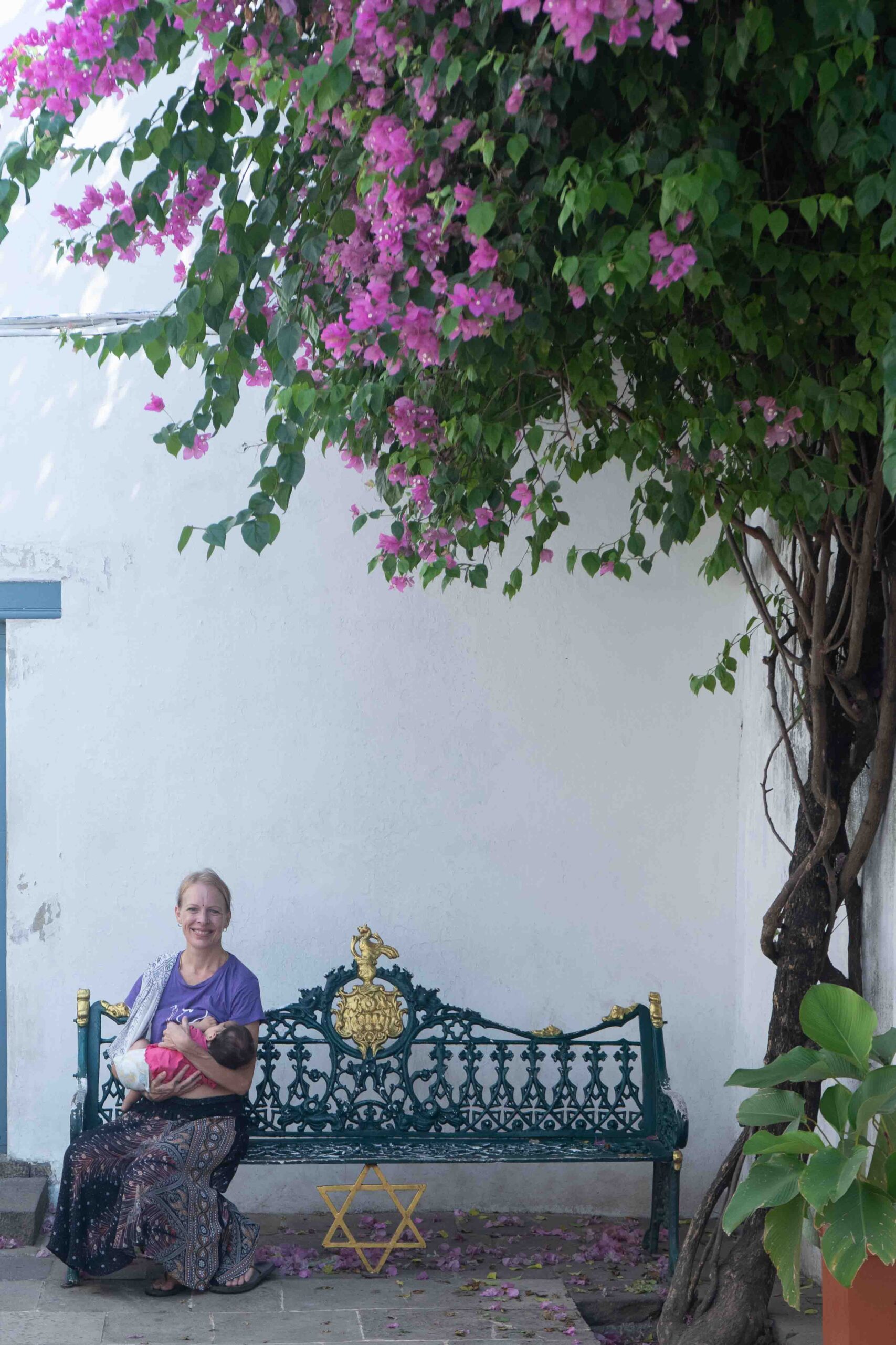 women sitting in beanch jew town, fort kochi, kochi,kerala, India, firstman.earth